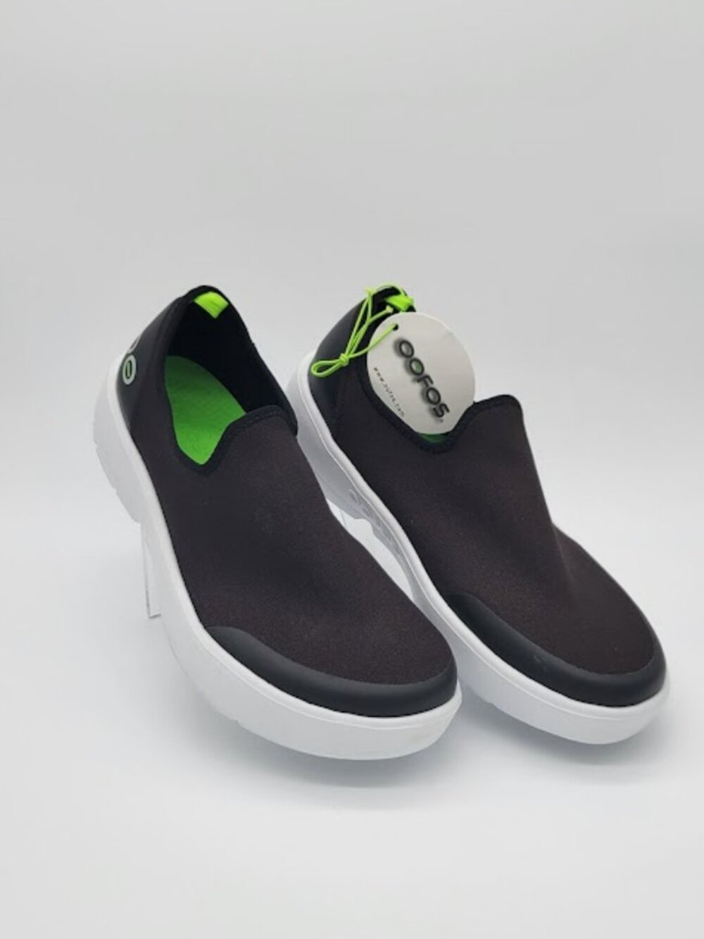 OOFOS OOmg eeZee Women's Recovery Slip-On Shoes Black White Green Size 9.5 NWT